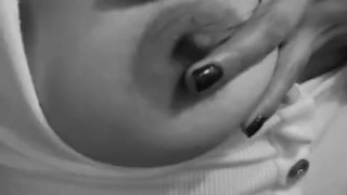 Joven latina mostrando tetas 