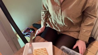 ズームで友達の誕生日会中、尿意を催しバレないように少しずつおもらしするも