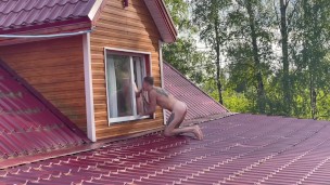 Выебал парня высунув окно на крыше дома