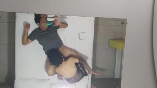 ella lo convierte en su perra POV pegging | se folla a su marido con un arnés