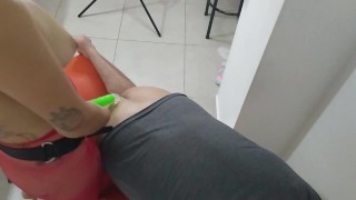 pegging en el sillon del amor | marido rebotando caliente