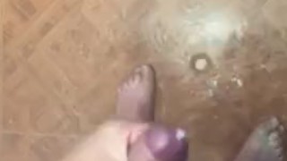 Chico caliente se masturba en la ducha