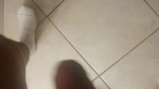 Grosso cazzo si sega e sborra
