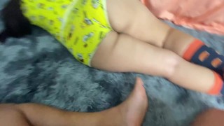 Hermanastra folla con su pijama de bob esponja