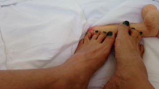 Footjob close up hot با پاهام کیرتو بمالم