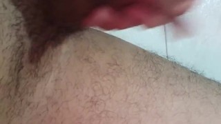 Un chico con su gran polla gorda y sus bolas largas está súper CACHONDO en su habitación