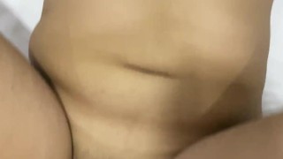 Novio y novia latina culona y tetona tienen sexo sin condon 