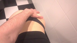 Симпатичная в ванной - слюнявый минет, сперма на сиськах