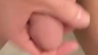 日本人大学生がトイレでオナニー3