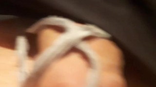 Énorme ejaculation sur le torse après masturbation