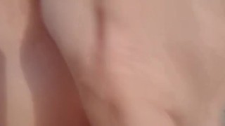 Mujer madura va al mercado y compra una zanahoria y se la mete en culo en su cuarto