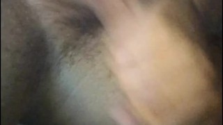 batendo uma com a perna aberta deitado