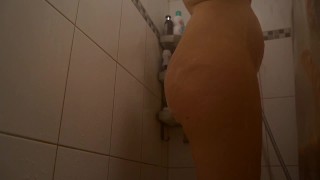 Slow Motion Schaumspiele unter der Dusche