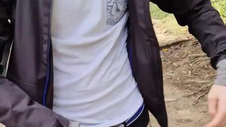 Un mec se masturbe et jouit dans la foret près de grand cascade (French Porn)