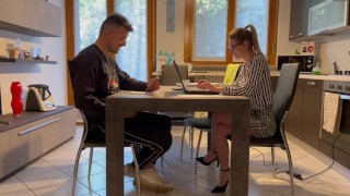 La consulente viene sedotta dal cliente e scopata nel suo ufficio. Dialoghi italiano. Occhiali