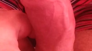 hombre con gran polla brotada masturbandose