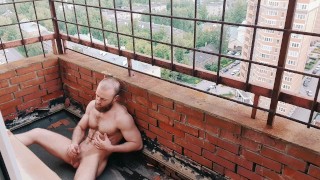 Мужик дрочит на балконе 17-го этажа во время карантина