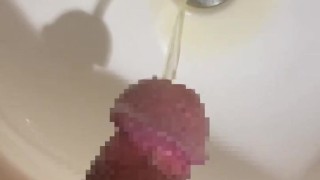 半勃ちチンポからションベン大量放出