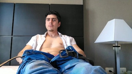1a vez derramando mi leche para la comunidad Pornhub - Hombre guapo se relaja en su cuarto de hotel
