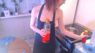 Горячая сучка готовит терияки и седлает член на кухне