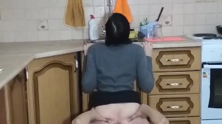 Села на лицо. Приказала дрочить, но не кончать