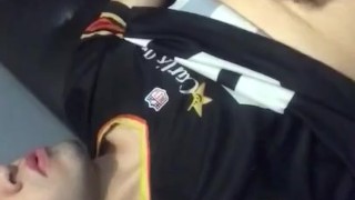 Trabajador de Carls Jr muestra su cara por segunda vez mientras masturba su gran pene