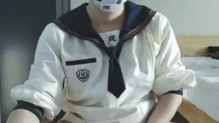 セーラー服の男はストッキングで自慰行為と射精