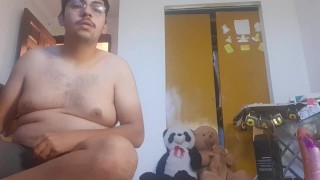 мастурбирует в нижнем белье