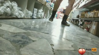 exhibiendo el coño por la ciudad y de compras en libreria