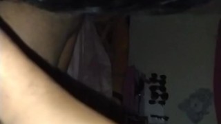 mi novia me da una buena mamada y luego me empieza a hablarme para hacerme venir y comerse la leche