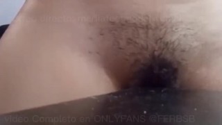 Mujer se COGE UN MUEBLE bien rico con gemidito y todo