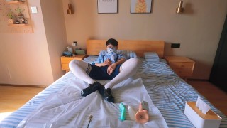 セーラー服を着た男が機械でセックスと潮吹き