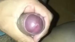 Chico masturbándose termina con gran corrida 