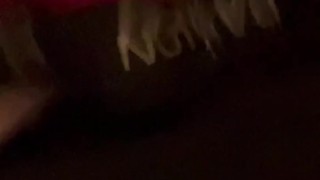 Masturbation dans la culotte rouge de ma pote