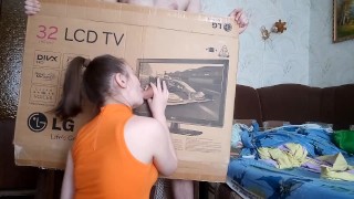 Сексуальная девушка сосет своему парню через коробку