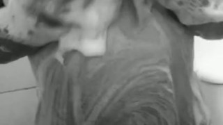 Gordinha tomando banho 