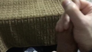 エロビデオを見ながら頑張って手のひらに射精。
