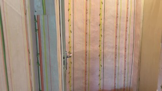 Меня с работы встретила голая девушка с которой мы трахнулись в коридоре, с русскими разговорами