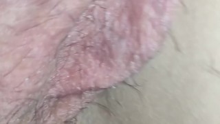 Batiéndole la leche a culo preñado