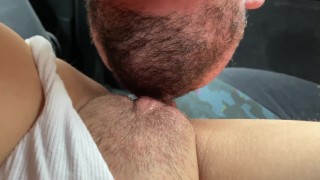 Después de un calentón me lame el coño en el coche