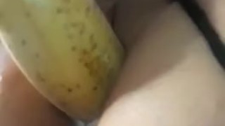 Putita se masturba duro con un platano 