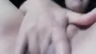 se masturba duro mientras esta en el cuarto de sus 