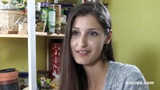 Deutsche Studentin masturbiert sinnlich vor Kamera