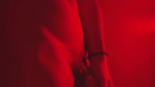 Placer bajo las luces rojas.