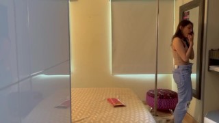 La chica de limpieza me graba mientras tengo sexo telefónico parte 1