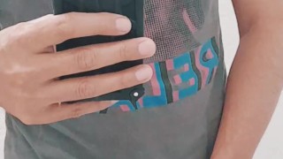 Me pongo caliente y me vengo frente al espejo para ti, me encanta acariciarme y correr delicioso