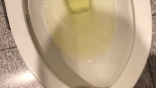 しまむらのトイレの個室で放尿しました。