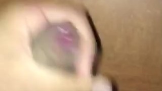Chico se masturba hasta correrse
