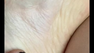 Je joue avec mes pieds