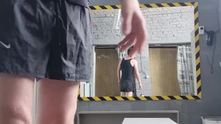 парень моется в душевой после тренировки